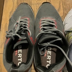スニーカー　サイズ27.0(左)と27.5(右)の2足セットの画像