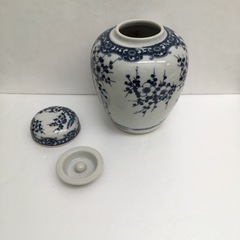 龍泉堂 中国風 呉須白梅 飾り壺（箱あり）の画像