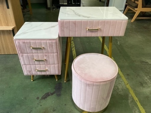 ● ドレッサー、鏡台、スツール、キャビネットのセット