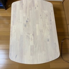 木製テーブルの画像