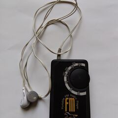 【中古品】携帯ポケットＦＭ+ＴＶ3ラジオ(イヤホン付)	2022...