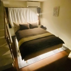 足元照明付きダブルベッド！！敷いてあるラグ、サイドテーブル、羽毛布団、枕、ベッドライナー全て込みでお譲り致します。