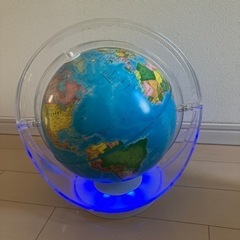 光る地球儀の画像