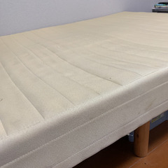 脚付きマットレスベッド　セミダブルの画像