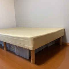 脚付きマットレスベッド　セミダブルの画像