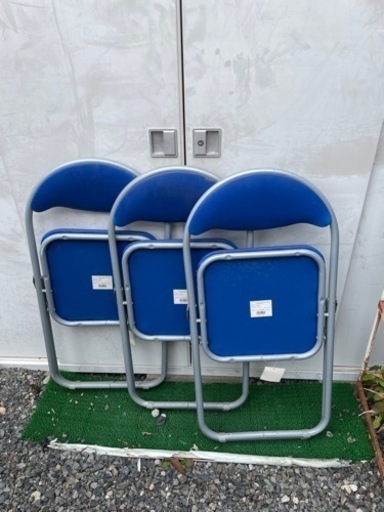 机とパイプ椅子