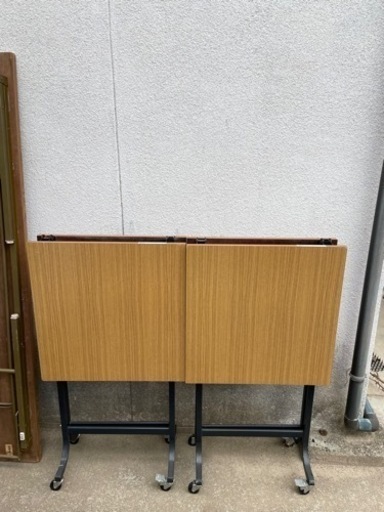 机とパイプ椅子