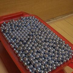 【家パチ専用】パチンコ玉 (２４００玉) ドル箱付き♪の画像
