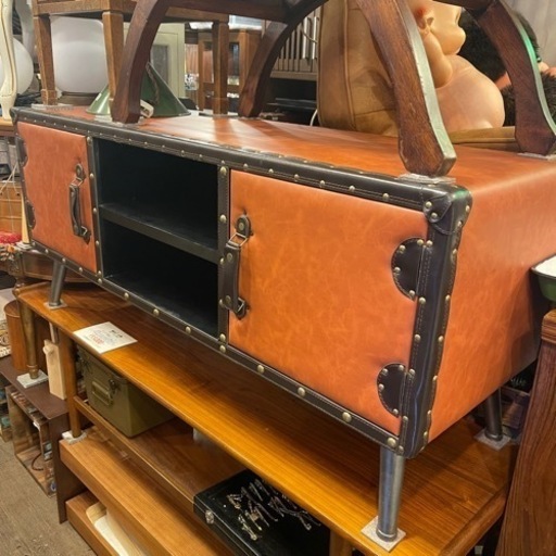 【売約済み】　レトロ　レザーテレビ台　sk95b 120TVボード　表面合成皮革 ロータイプ テレビ台 テレビボード ローボード 収納家具　120TVボード レトロ ブラウン オレンジ 表面合成皮革 ロータイプ テレビ台 テレビボード ローボード 収納家具　レザー　ビンテージ　トランク　鋲打ち　クラシック