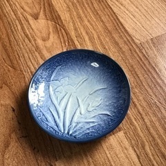 有田焼の大、中、小の皿セットの画像