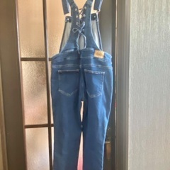 後ろ側から見ても可愛いオーバーオール(女性用M)の画像