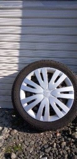 スタッドレスタイヤ　スチールホイール．キャプ付