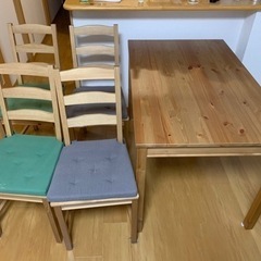 IKEA ダイニングテーブルセット（テーブル×1、椅子×4、椅子クッション×4）の画像