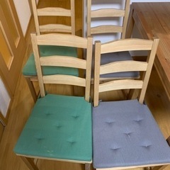 IKEA ダイニングテーブルセット（テーブル×1、椅子×4、椅子クッション×4）の画像