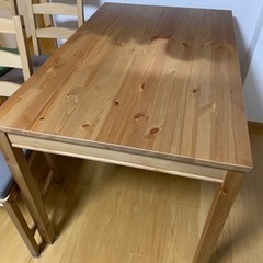 IKEA ダイニングテーブルセット（テーブル×1、椅子×4、椅子クッション×4）の画像