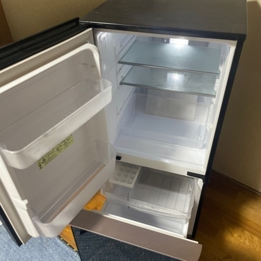 2018年製sharp137Ｌ美品です。黒でガラス張りで高級感あります。