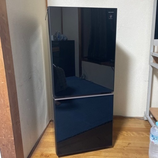 2018年製sharp137Ｌ美品です。黒でガラス張りで高級感あります。