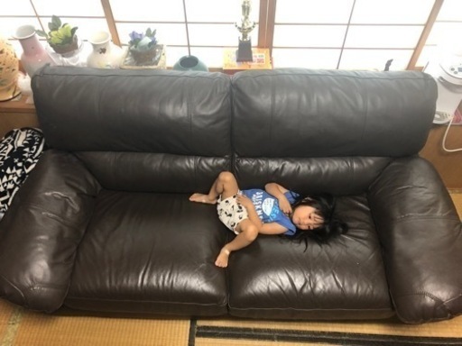 ダークブラウンレザーソファ3名がけ