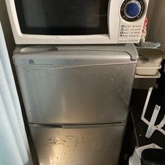 電子レンジと冷蔵庫です。