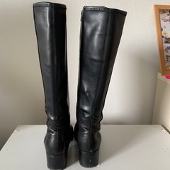 黒ロングブーツの画像