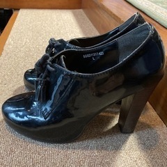 10㎝ヒールsnidel黒エナメルパンプス
