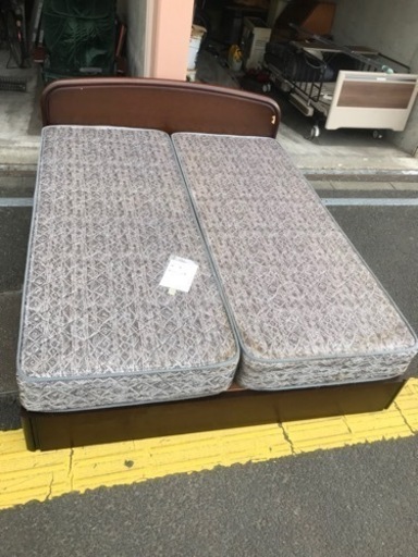 クイーンサイズ　マーシャルベッド製　収納付き　マットレス付き