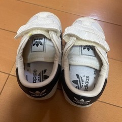 アディダス　スニーカーの画像