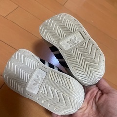 アディダス　スニーカーの画像
