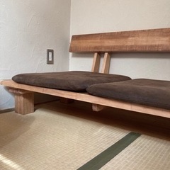 木製ソファーの画像