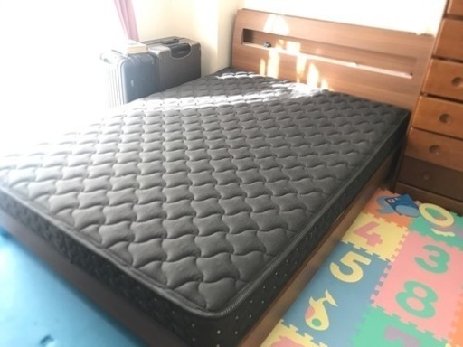 ダブルベッド、マットレス