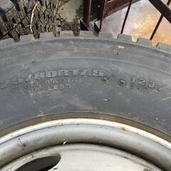 トラックタイヤホイールの画像
