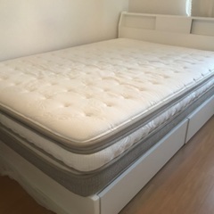 ダブルベッドとマットレスの画像