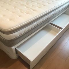 ダブルベッドとマットレスの画像