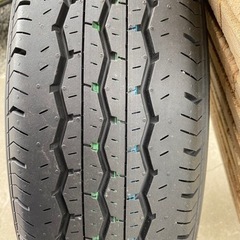 ハイエースバン新車外しタイヤの画像