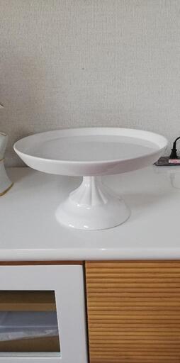 ホワイト陶器の大型花台。新品未使用。