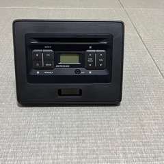スズキ現行ワゴンR純正カーオーディオ　（本体とパネルのセット）