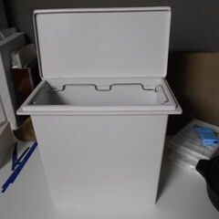 プラスチック製フタ付きゴミ箱