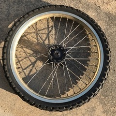 SUZUKI SX200R フロントホイール　スポーク2本抜け