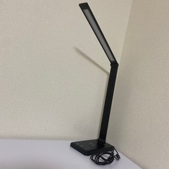 デスク、椅子、ライトの画像