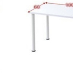 デスク、椅子、ライトの画像