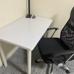 デスク、椅子、ライトの画像