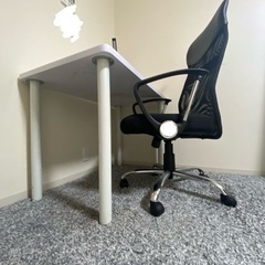 デスク、椅子、ライト