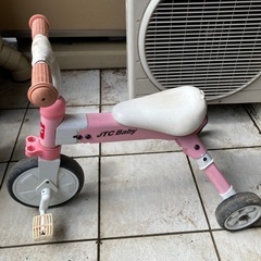 三輪車とキックバイクの画像