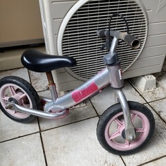 三輪車とキックバイクの画像