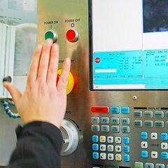 小型の金具製造の機械オペレーター業務／TUC221011-3