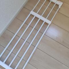 つっぱり棚2点、扇風機　の画像