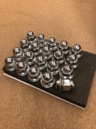 新型デリカD5 純正ホイール、タイヤ　ナット付き