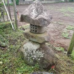 石灯篭と手水鉢の画像