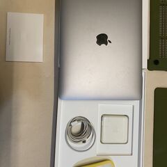 Mac book PRO 2019  マジックマウス付　充電器 ケース付き　13インチ 元箱ありの画像