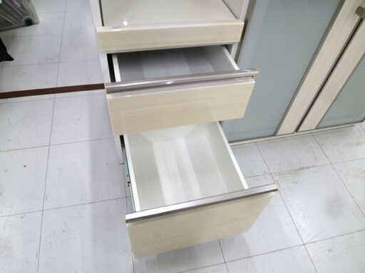 ミドルレンジボード 幅120.5x奥行50x高さ101cm ホワイト エナメル調 ニトリ コンセント付 食器棚 キッチンボード 苫小牧